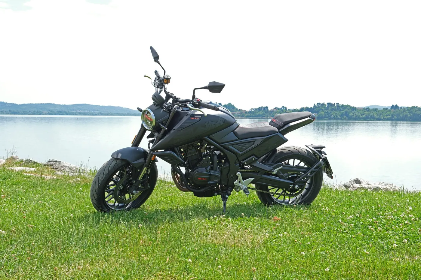Naked motocykel SWM na brehu jazera