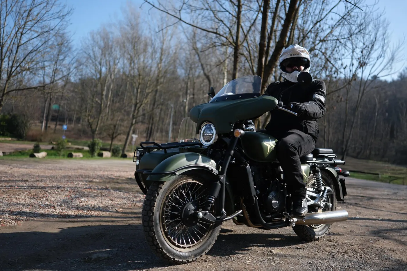 Motocykel SWM s postranným vozíkom a jazdec