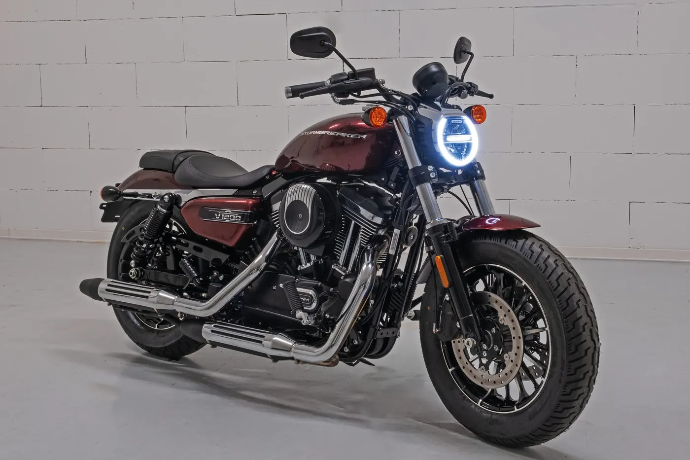 Motocykel SWM typu cruiser odfotený v štúdiu