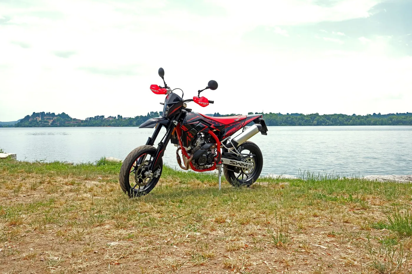 Motocykel SWM supermoto zaparkovaný pri jazere